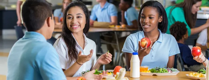 Teenagers eating healthy lunch