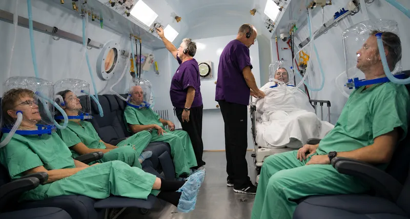 Hyperbaric oxygen therapy chamber with multiple patients