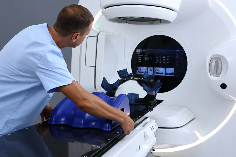 Linear accelerator with patient positioning system